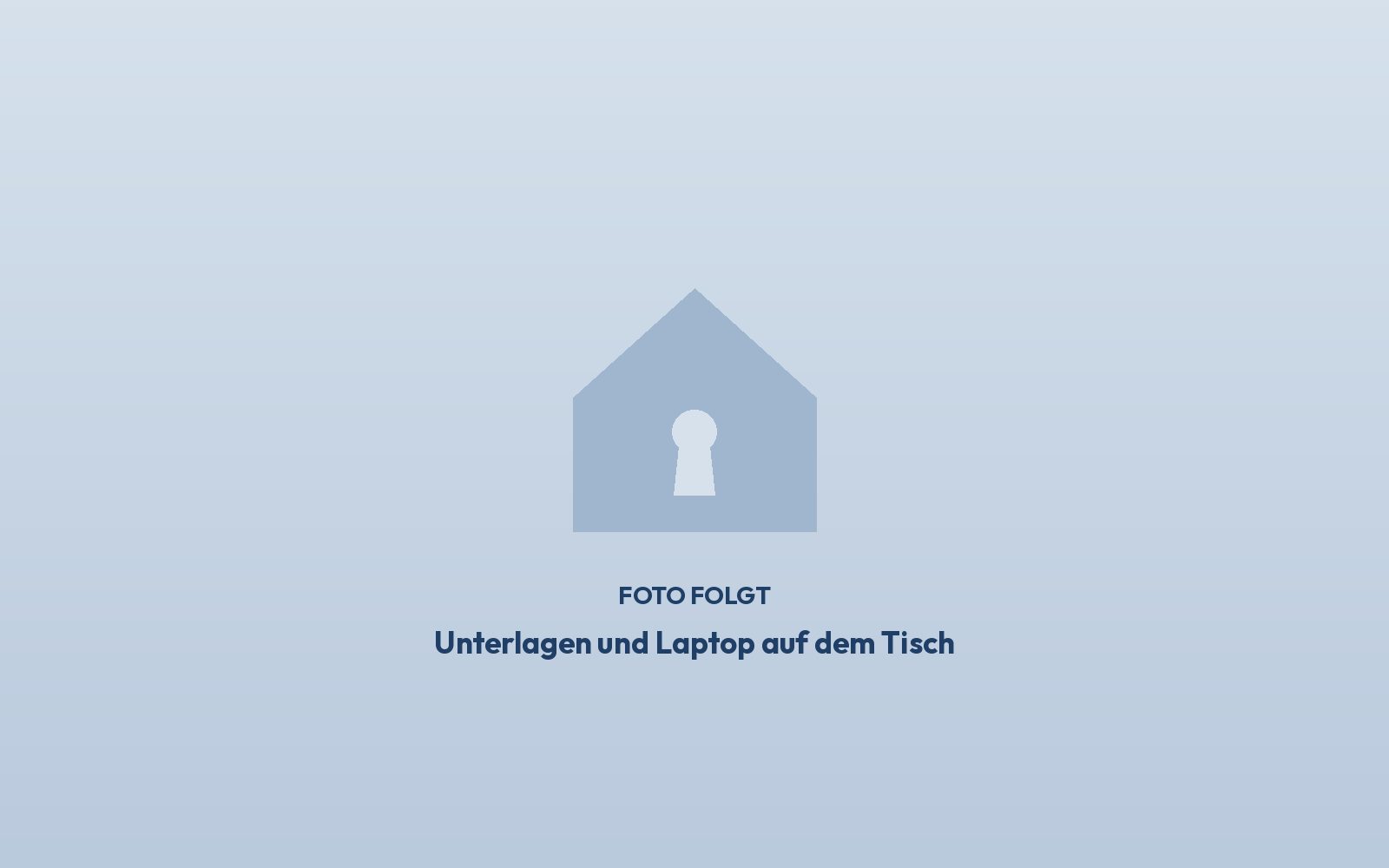 Unterlagen und Laptop auf einem Tisch